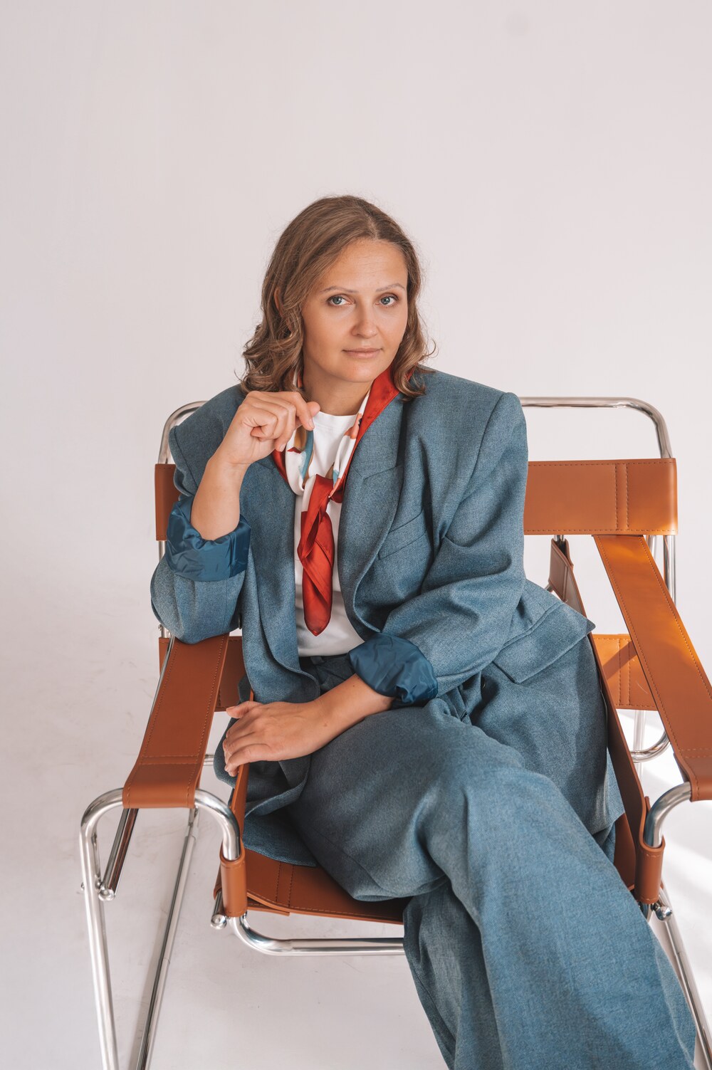 Monika Bulanowska siedząca na krześle